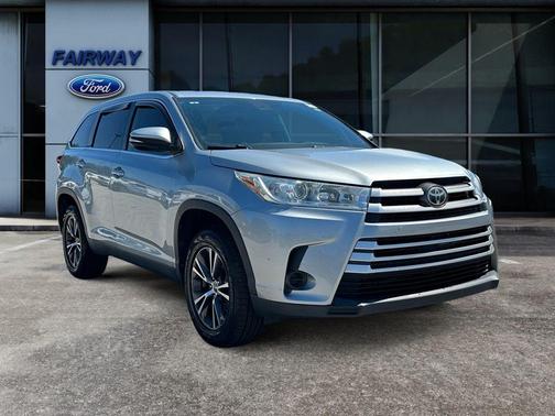 Celestial Silver Metallic 2019 Toyota Highlander LE