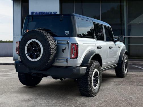 Iconic Silver Metallic 2024 Ford Bronco Wildtrak