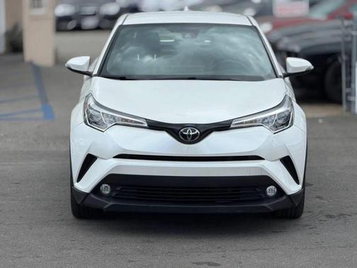 Blizzard Pearl 2018 Toyota C-HR XLE Premium
