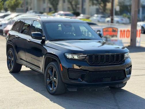 Diamond Black Crystal Pearlcoat 2023 Jeep Grand Cherokee Altitude