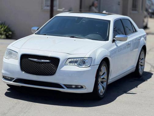 Bright White Clearcoat 2019 Chrysler 300 Limited