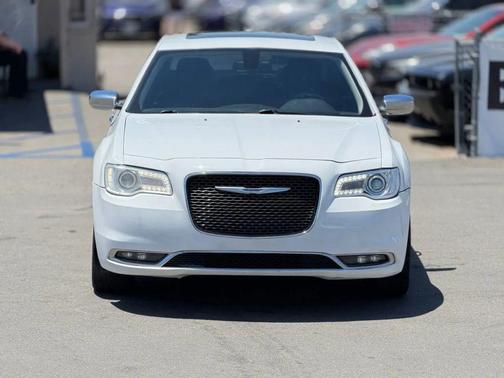 Bright White Clearcoat 2019 Chrysler 300 Limited