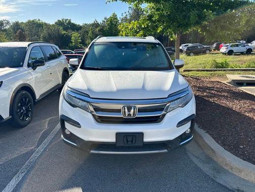 -Select- 2022 Honda Pilot Touring 8-Passenger