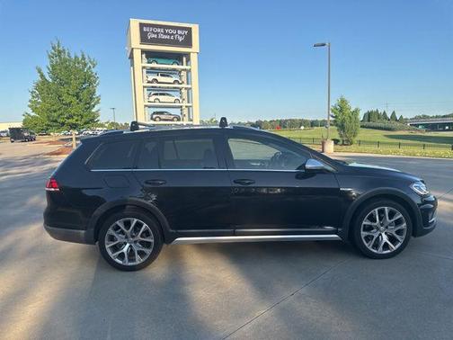 Deep Black Pearl Metallic 2018 Volkswagen Golf Alltrack TSI S
