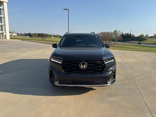 Crystal Black Pearl 2025 Honda Pilot TrailSport