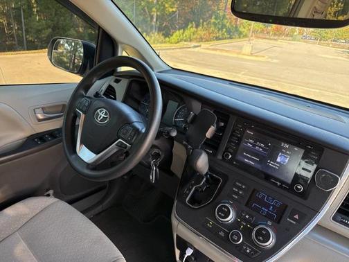 2018 Toyota Sienna LE