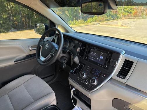 2018 Toyota Sienna LE