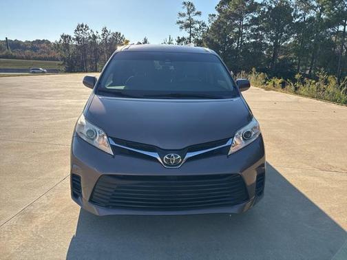 2018 Toyota Sienna LE