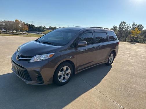 2018 Toyota Sienna LE