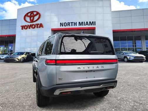 2025 Rivian R1S Adventure