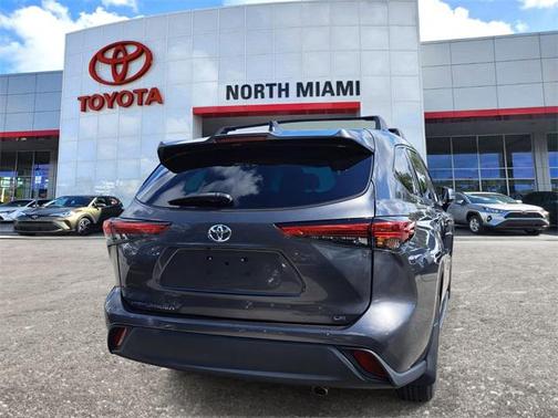 2022 Toyota Highlander LE