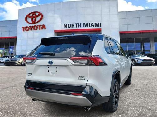 2023 Toyota RAV4 Hybrid SE