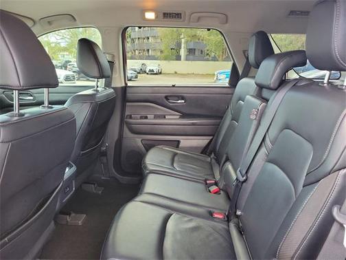 2022 Nissan Pathfinder SL 2WD