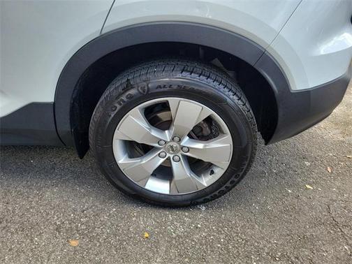 2022 Volvo XC40 T5 Momentum