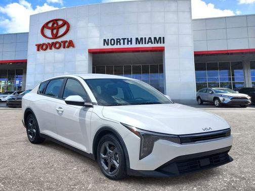 Snow White Pearl 2025 Kia K4 LXS