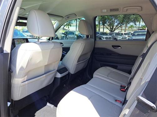 2023 Nissan Pathfinder SL 4WD