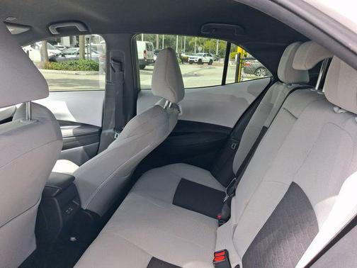 Wind Chill Pearl/Midnight Black Metallic 2025 Toyota Corolla SE