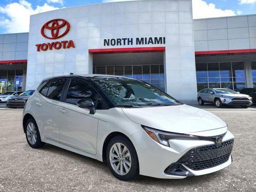Wind Chill Pearl/Midnight Black Metallic 2025 Toyota Corolla SE