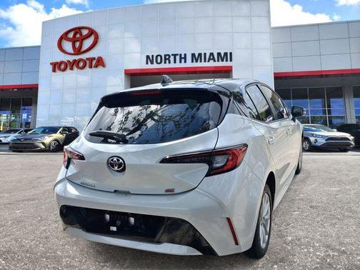 Wind Chill Pearl/Midnight Black Metallic 2025 Toyota Corolla SE