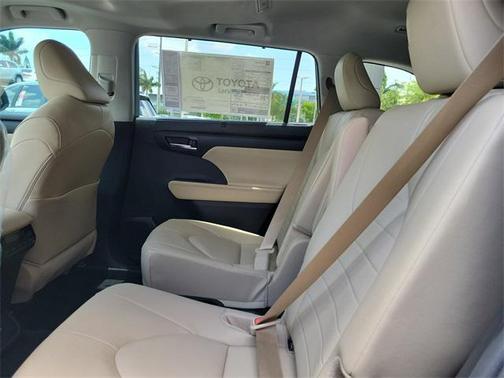 2025 Toyota Highlander Hybrid XLE