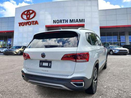 Pure White 2024 Volkswagen Taos 1.5T SE