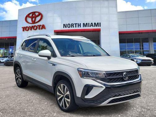 Pure White 2024 Volkswagen Taos 1.5T SE