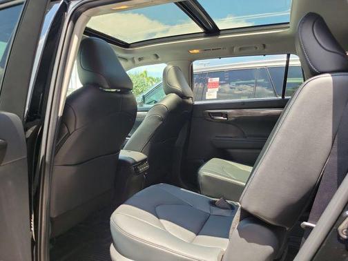 Midnight Black Metallic 2026 Toyota Highlander Platinum