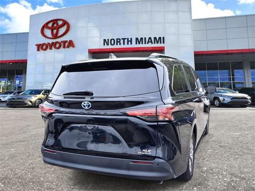 2021 Toyota Sienna XLE 8 Passenger