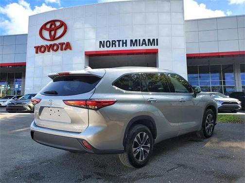 Celestial Silver Metallic 2021 Toyota Highlander XLE