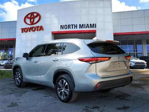 Celestial Silver Metallic 2021 Toyota Highlander XLE