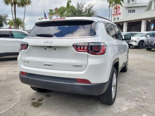 Bright White Clearcoat 2024 Jeep Compass Latitude
