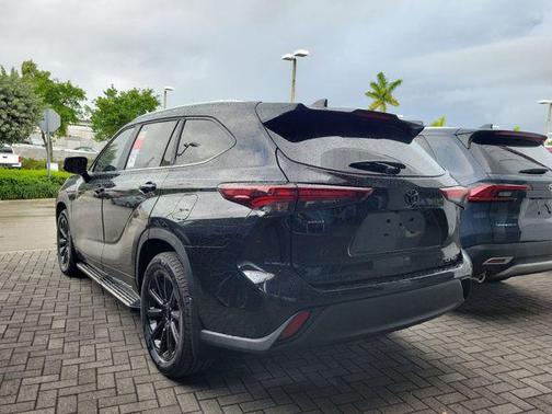 Midnight Black Metallic 2026 Toyota Highlander XLE