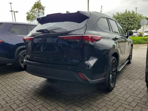Midnight Black Metallic 2026 Toyota Highlander XLE