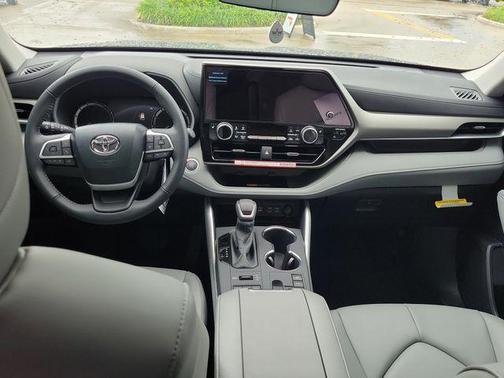 Midnight Black Metallic 2026 Toyota Highlander XLE