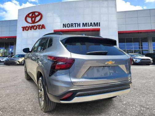 Sterling Gray Metallic 2025 Chevrolet Trax LT