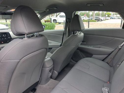 Fluid Metal 2025 Hyundai ELANTRA SE