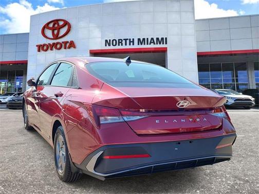 2024 Hyundai ELANTRA SE