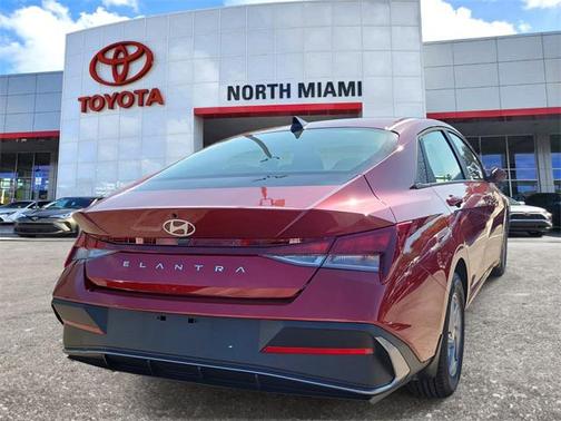 2024 Hyundai ELANTRA SE