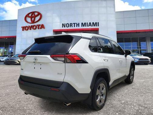 Ice Cap 2024 Toyota RAV4 XLE