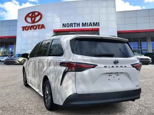 2021 Toyota Sienna LE