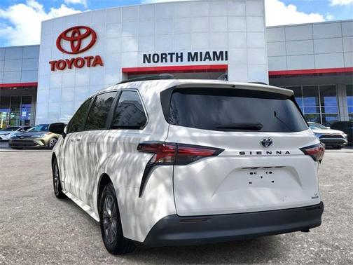 2021 Toyota Sienna LE