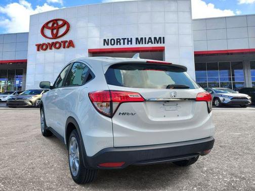 Platinum White Pearl 2021 Honda HR-V LX