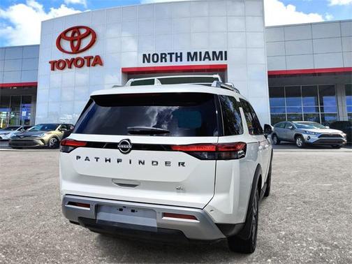 2024 Nissan Pathfinder SL FWD