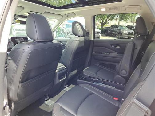 2024 Nissan Pathfinder SL FWD