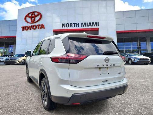 Everest White Pearl 2025 Nissan Rogue SV