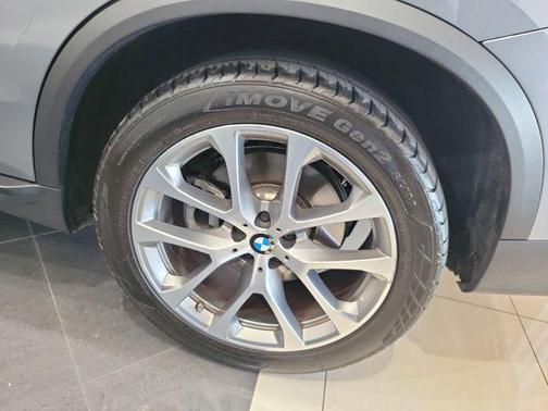 Gray Metallic 2024 BMW X5 sDrive40i