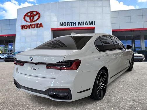 2022 BMW 740 i