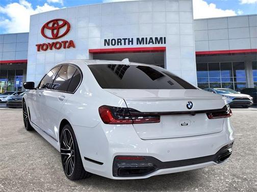 2022 BMW 740 i