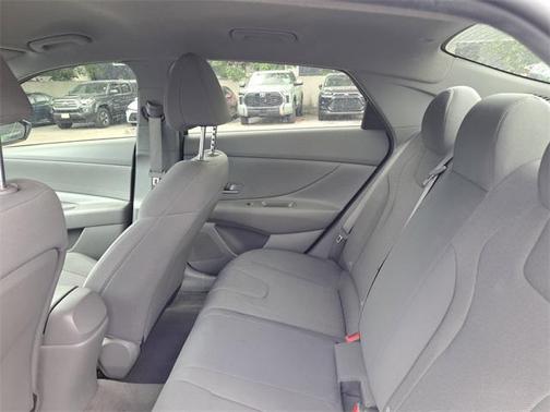 2022 Hyundai ELANTRA SE