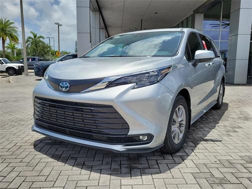 2025 Toyota Sienna XLE 8 Passenger